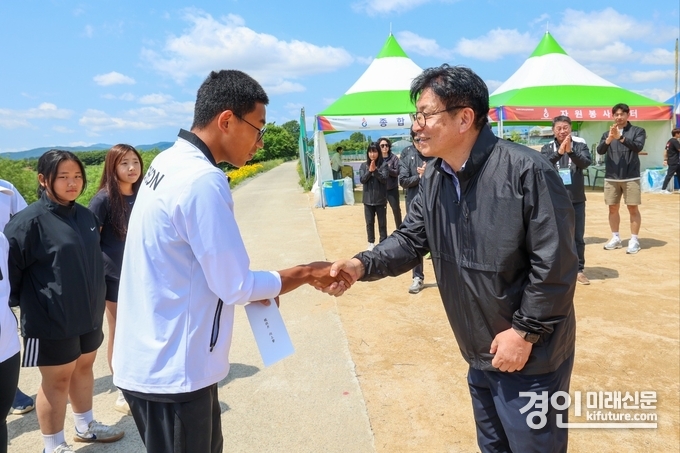 도성훈 인천교육감(오른쪽)이 ‘제54회 전국소년체육대회 인천선수단’을 격려하고 있다. <사진=언친교육청>