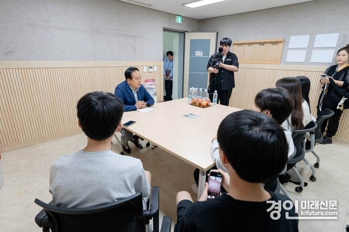 이권재 오산시장이 청소년기자단과 인터뷰를 진행하고 있다. <사진=오산시>