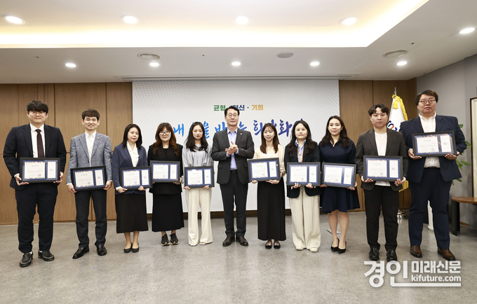 정명근 화성시장(가운데)이 26일 시청 중앙회의실에서 우수직원에세 표창을 수여하고 기념촬영을 하고 있다. <사진=화성시>