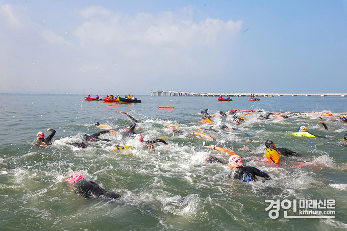 지난해 9월 거북섬에서 열린 제 13회 전국생활체육 장거리 핀수영대회. <사진=시흥시>