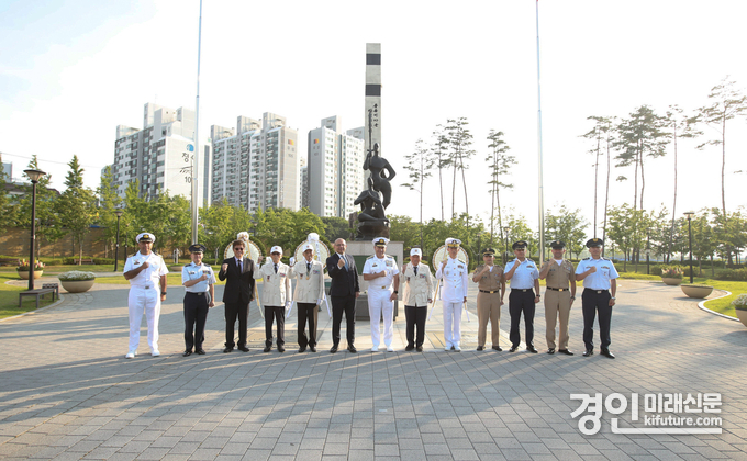 인천 서구는 한국을 찾은 콜롬비아 해군 후안 리카르도 로소 오브레곤 사령관을 영접하고 함께 인천을 찾은 알레한드로 펠라에스 로드리게스 대사 등 주한 콜롬비아대사관과 함께 콜롬비아군 참전 기념비를 참배하고 기념촬영을 하고 있다. <사진=서구>