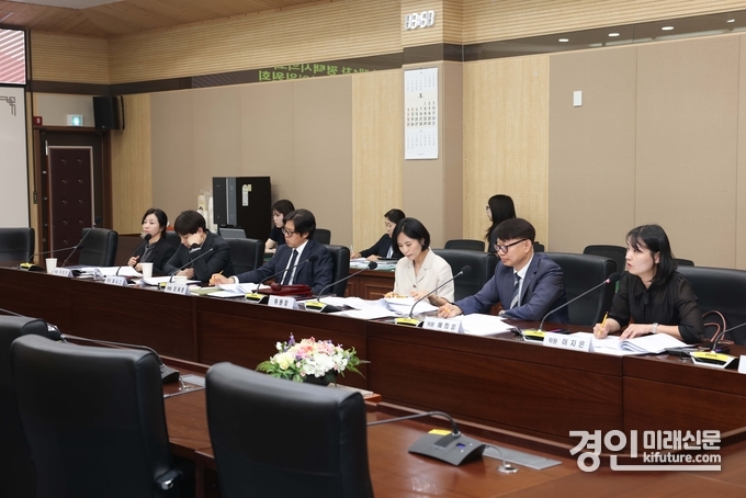평택시의회가 의원 정책연구 활동 심의위원회를 개최하고 있다. <사진=평택시의회>