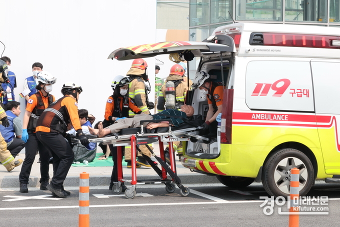 28일 동탄역에서 진행된 화성특례시 안전한국훈련에서 고속철도 추돌사고에 따른 사상자를 이송 훈련을 하고 있다. <사진=화성시>