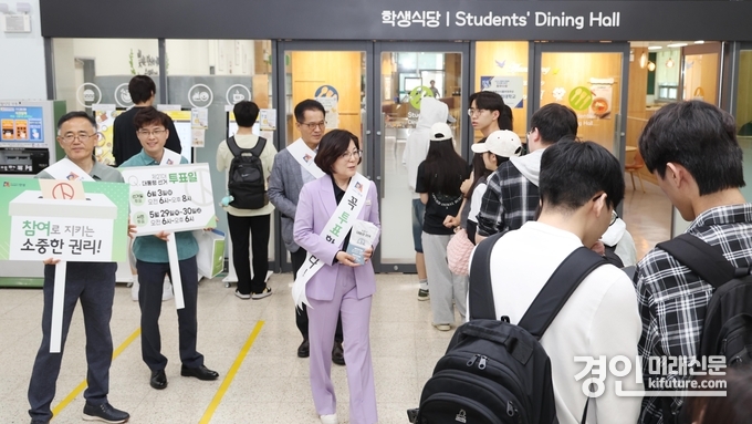 김보라 안성시장이 한경대에서 사전투표를 독려하고 하고 있다. <사진=안성시>