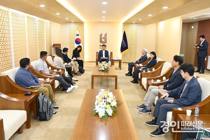 조용익 부천시장이 엘살바도르 공공사업교통부 방문단과 환담을 나누고 있다. <사진=부천시>