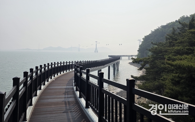 전곡항 층상응회암 해상관찰로. <사진=화성시>