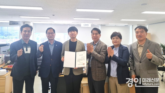 화성특례시 시민옴브즈만이 적극행정 표창받은 공무원과 함께 기념촬영을 하고 있다. <사진=화성시>