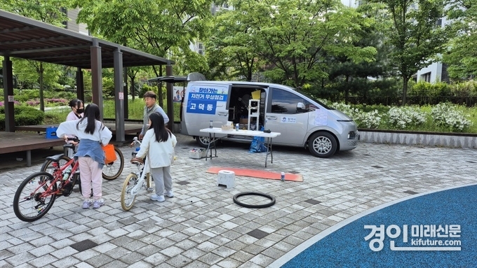 평택시가 찾아가는 자전거 무상수리 서비스를 실시하고 있다. <사진=평택시>