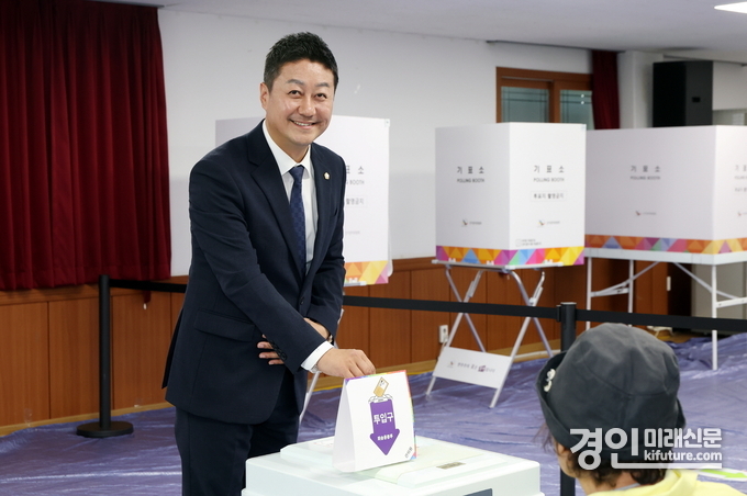 김진경 경기도의회 의장이 21대 대선 사전투표를 실시하고 있다. <사진=경기도의회>