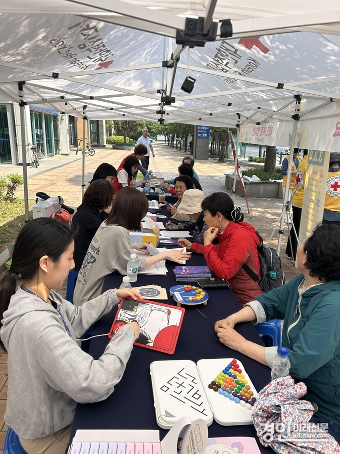인천 연수구가 주민 참여형 치매 인식개선 캠페인 ‘뇌 나이가 어때서’를 진행하고 있다. <사진=연수구>