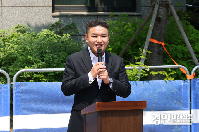 한채훈 의왕시의원이 의왕푸르지오포레움1블럭 경로당 개소식에서 인사말을 하고 있다. <사진=의왕시의회>