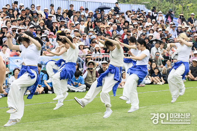  화성 뱃놀이 축제에서 ‘바람의 사신단’이 역동적인 댄스 퍼포먼스를 선보이며 관객들의 환호를 이끌어내고 있다. <사진=화성시>