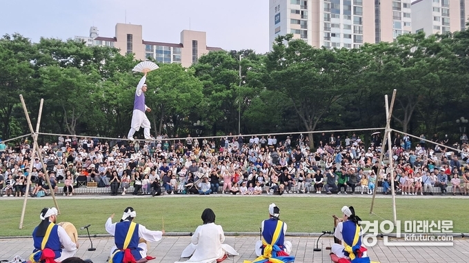 권원태 명인이 지난 5월 31일 평촌중앙공원에서 열린 안양단오제에서 줄타기 공연을 선보이고 있다. <사진=안양시>