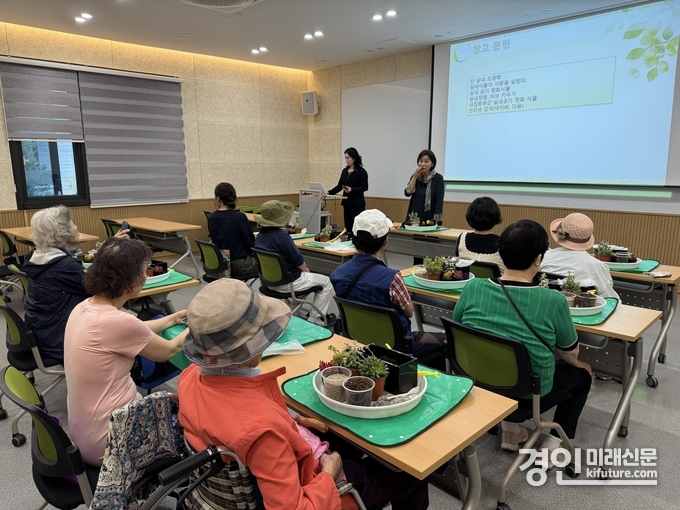 인천 남동구가 치매 보호자 대상으로 힐링프로그램을 운영하고 있다. <사진=남동구>