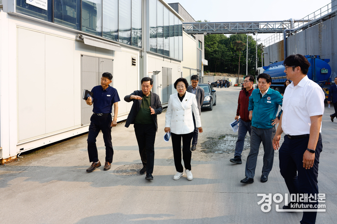 김경희 이천시장(왼쪽 3번째)이 사회간접자본(SOC) 사업 현장을 둘러보고 있다. <사진=이천시>