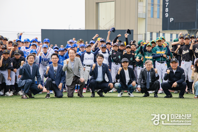 ‘2025화성특례시장배 전국 유소년 야구대회’ 개막식에서 선수 및 관계자들이 기념촬영을 하고 있다. <사진=화성시의회>