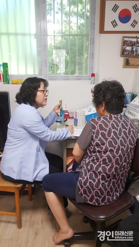 군포시 관계자가 어르신과 건강관리 상담을 진행하고 있다. <사진=군포시>