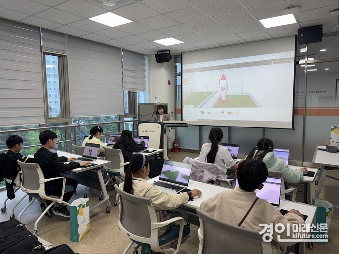 화성시인재육성재단 서연이음터도서관이 이야기가 있는 코딩 프로그램을 진행하고 있다. <사진=화성시인재육성재단>