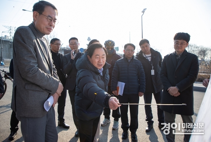 주광덕 남양주시장(왼쪽 2번째)이 지난해 1월 대광위원장과 현장을 점검하고 있다. <사진=남양주시>