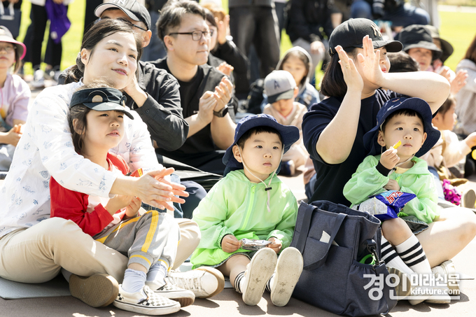아동들과 학부모들이 화성특례시 어린이날 영유아가족 어울림축제 행사를 관람하고 있다. <사진=화성시>