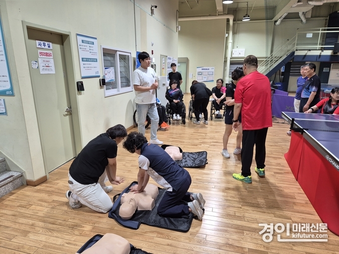 시흥도시공사가 수영장 이용고객을 대상으로 ‘심폐소생술 안전교육’을 실시하고 있다. <사진=시흥도시공사>