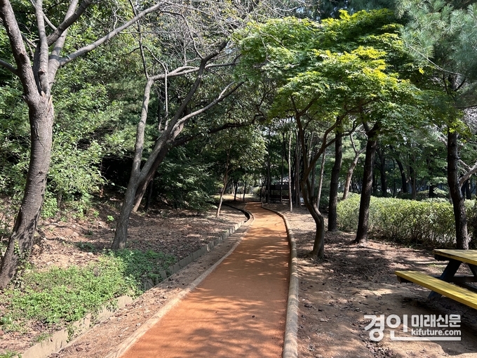 맨발로 걷는 도심 속 힐링길 모습. <사진=광명시>