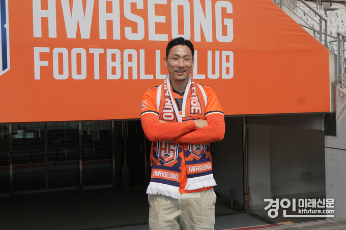 김병오 선수가 화성FC 유니폼을 입고 기념촬영을 하고 있다. <사진=화성FC>