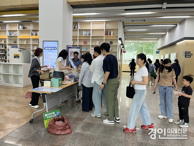 인천 남동구가 폐건전지 수거 캠페인을 실시하고 있다. <사진=남동구>