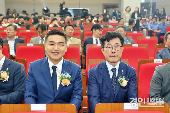 한국교통대 개교 120주년 기념식에 의왕시의회 한채훈 의원과 김태흥 부의장(오른쪽)이 참석하고 있다. <사진=의왕시의회> 