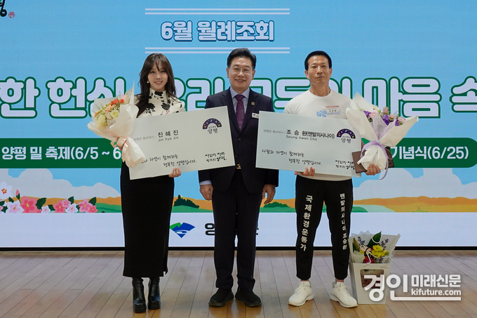 전진선 양평군수가 가수 한혜진(왼쪽)고 맨발의 사나이 조승환(오른쪽)을 홍보대사로 위촉하고 기념촬영을 하고 있다. <사진=양평군>