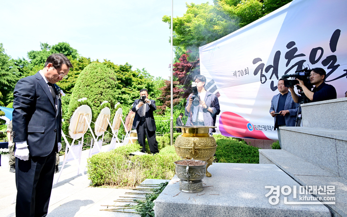 유정복 인천광역시장이 6일 미추홀구 수봉공원 현충탑에서 열린 '제70회 현충일 추념식'에서 헌화와 분향을 하고 있다. <사진=인천시>