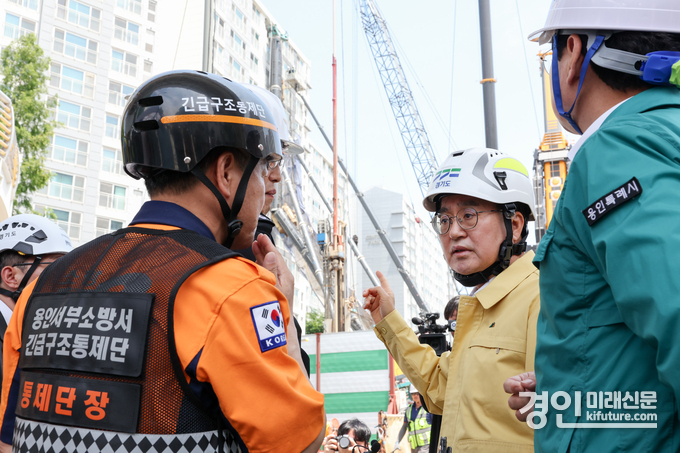 김동연 경기도지사(가운데)가 천공기 전도사고가 발생한 용인시 기흥구 서천동 인덕원~동탄 복선전철 공사 현장을 찾아 사고 수습 상황을 점검하고 있다. <사진=경기도>