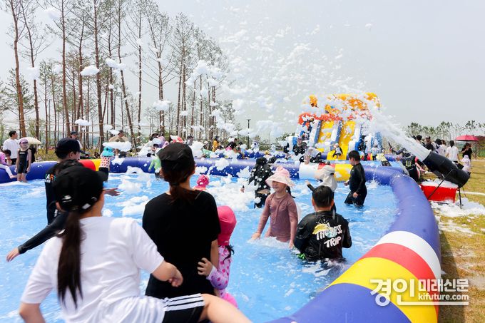 아이들이 제4수변공원 물놀이장에서 즐거운 시간을 보내고 있다. <사진=이천시>