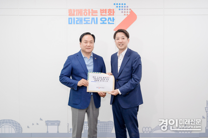 이권재 오산시장(왼쪽)과 이준석 국회의원이 동탄 물류센터 건립계획 백지화 공동대응에 합의하고 기념촬영을 하고 있다. <사진-오산시> 
