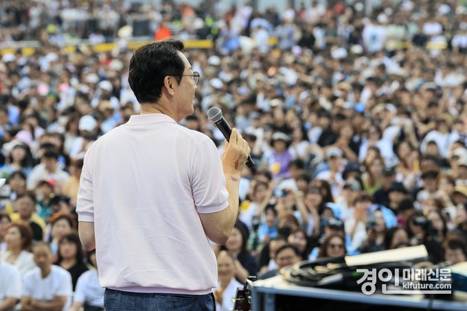 정명근 화성특례시장이 특별한 콘서트 무대에 올라 시민들에게 인사말을 전하고 있다. <사진=화성시>