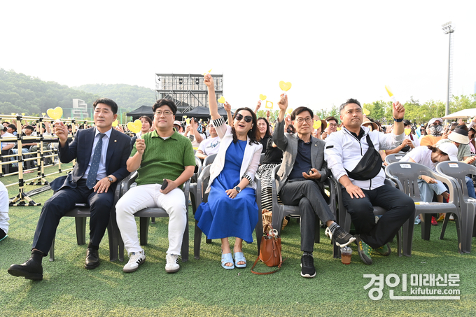 화성시의원들이 특별한콘서트에서 시민들과 함께하고 있다. <사진=화성시의회>