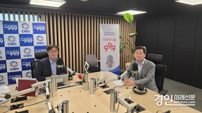 이상일 용인특례시장(왼쪽)이 지난 9일 최진만의 굿모닝 OBS에 출연해 시정 성과에 대한 각종 질문에 답변하고 있다. <사진=용인시>