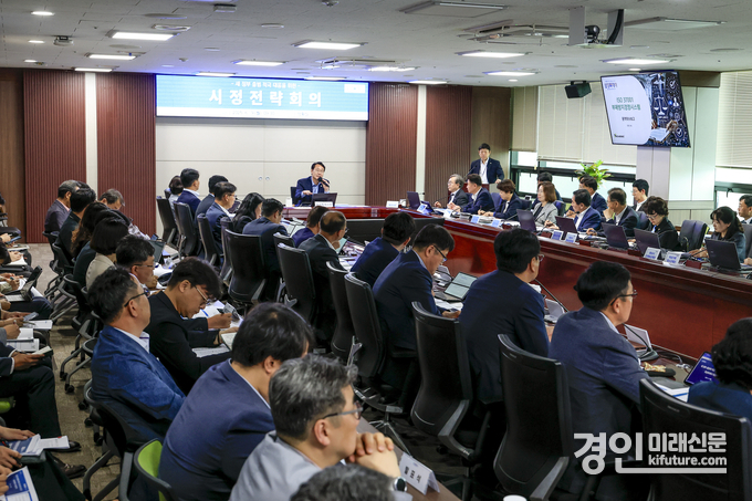 화성특례시가 지난 9일 시청 상황실에서 간부공무원과 공공기관 관계자들을 소집해 새 정부 출범에 따른 정책 대응 전략회의를 진행하고 있다. <사진=화성시>