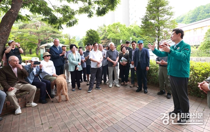 이상일 용인특례시장(왼쪽)이 지난 10일 기흥구 마북동 교동마을 현대홈타운 민원 현장에서 주민들과 소통하고 있다. <사진=용인시>
