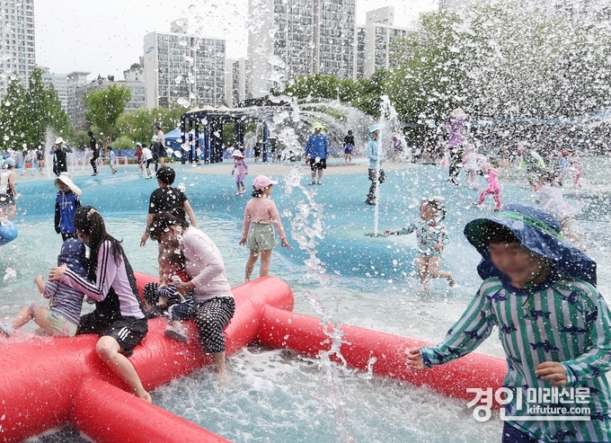 지난 7일 개장한 중앙공원 물놀이장에서 아이들이 물놀이를 즐기고 있다. <사진=부천시>