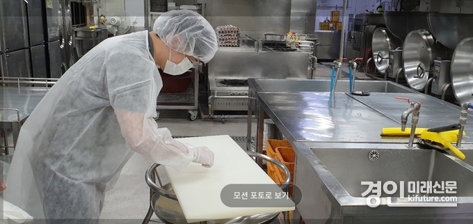 군포시 관계자가 급식시설 안전점검을 실시하고 있다. <사진=군포시>