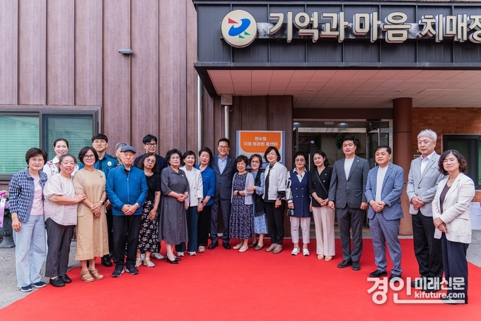 인천 연수구가 ‘연수형 치매 원라인 콜센터’ 현판 제막식을 개최하고 관계자들이 기념촬영을 하고 있다. <사진=연수구>