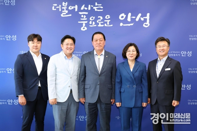 안성시가 안서시의회와 6월 정례 간담회를 갖고 관계자들(왼쪽부터 최승혁 의원, 최호섭 의원, 안정열 의장, 김보라 시장, 남상은 부시장)이 기념촬영을 하고 있다. <사진=안성시>
