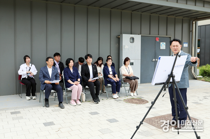 시흥시의회 교육복지위원회가 동물누리보호센터 관계자에게 설명을 듣고 있다. <사진=시흥시의회>