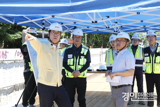 정명근 화성특례시장(왼쪽 1번째)이 11일 동탄인덕원선 복선전철 건설 현장을 찾아 안전 점검을 하고 있다. <사진=화성시>