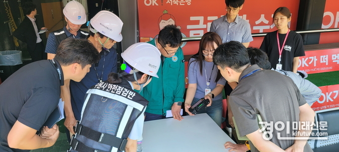김현수 수원시 제1부시장(사진 가운데)과 점검 담당자들이 KT위즈파크에서 드론을 활용해 점검을 하고 있다. <사진=수원시>