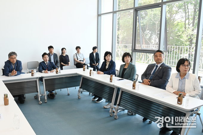 화성시의회 문화복지위원회가 서해마루 유스호스텔 진행 상황에 대해 설명을 듣고 있다. <사진=화성시의회>