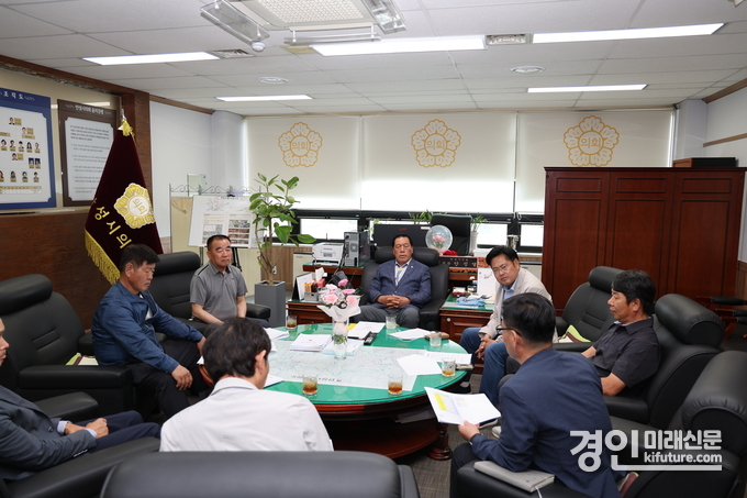 안성시의회가 건설기계 공영주기장 건설, 장비 임대료 체불방지, 지역장비 사용 활성화 등 그간 연합회가 줄곧 제기해 온 현안에 대한 대응방안을 논의하고 있다. <사진=안성시의회>