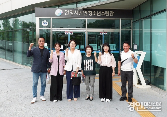 안양시의회 보사환경위원회가 안양시청소년재단을 방문해 기념촬영을 하고 있다. <사진=안양시의회>