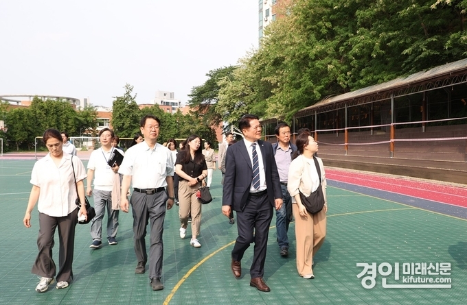 최대호 안양시장(앞줄 오른쪽 2번째)이 지난달 14일 근명중·고 안양대 경계사면 민원현장을 둘러보고 있다. <사진=안양시>